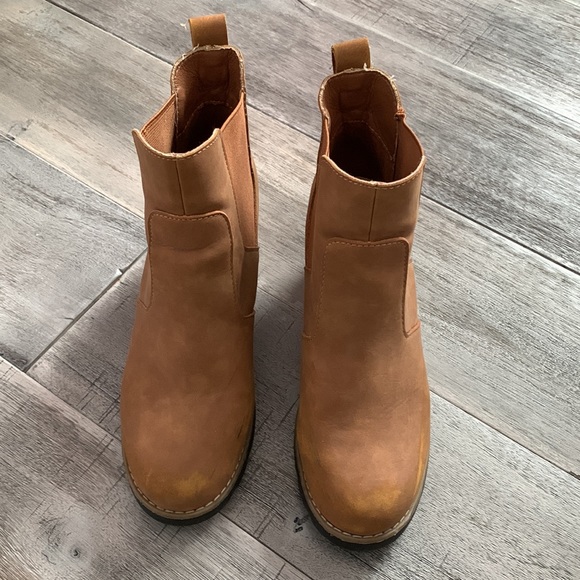 Super cute and comfy ankle booties! Great condition - Picture 2 of 6